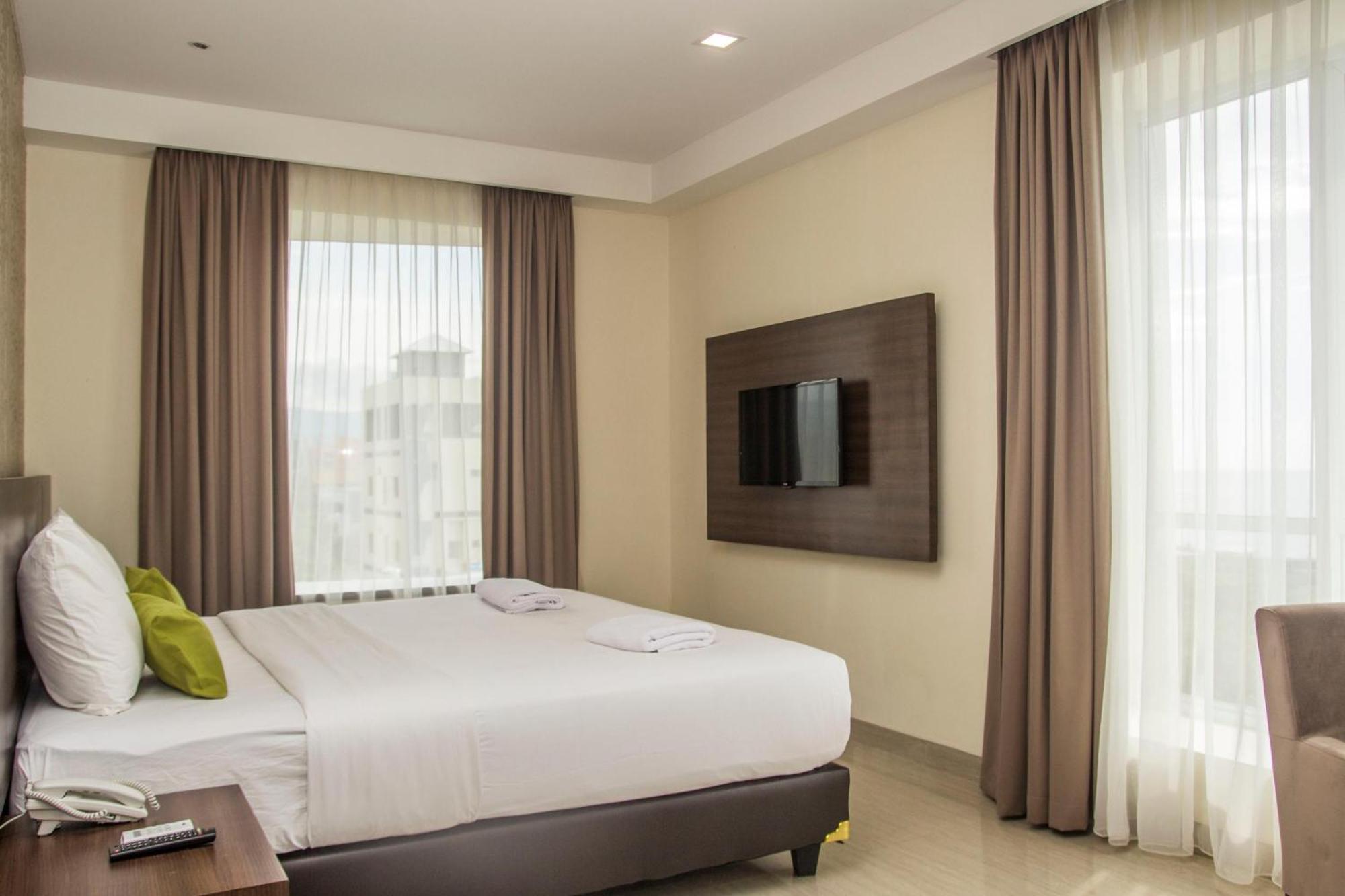 Green Eden Hotel Manado Habitación foto